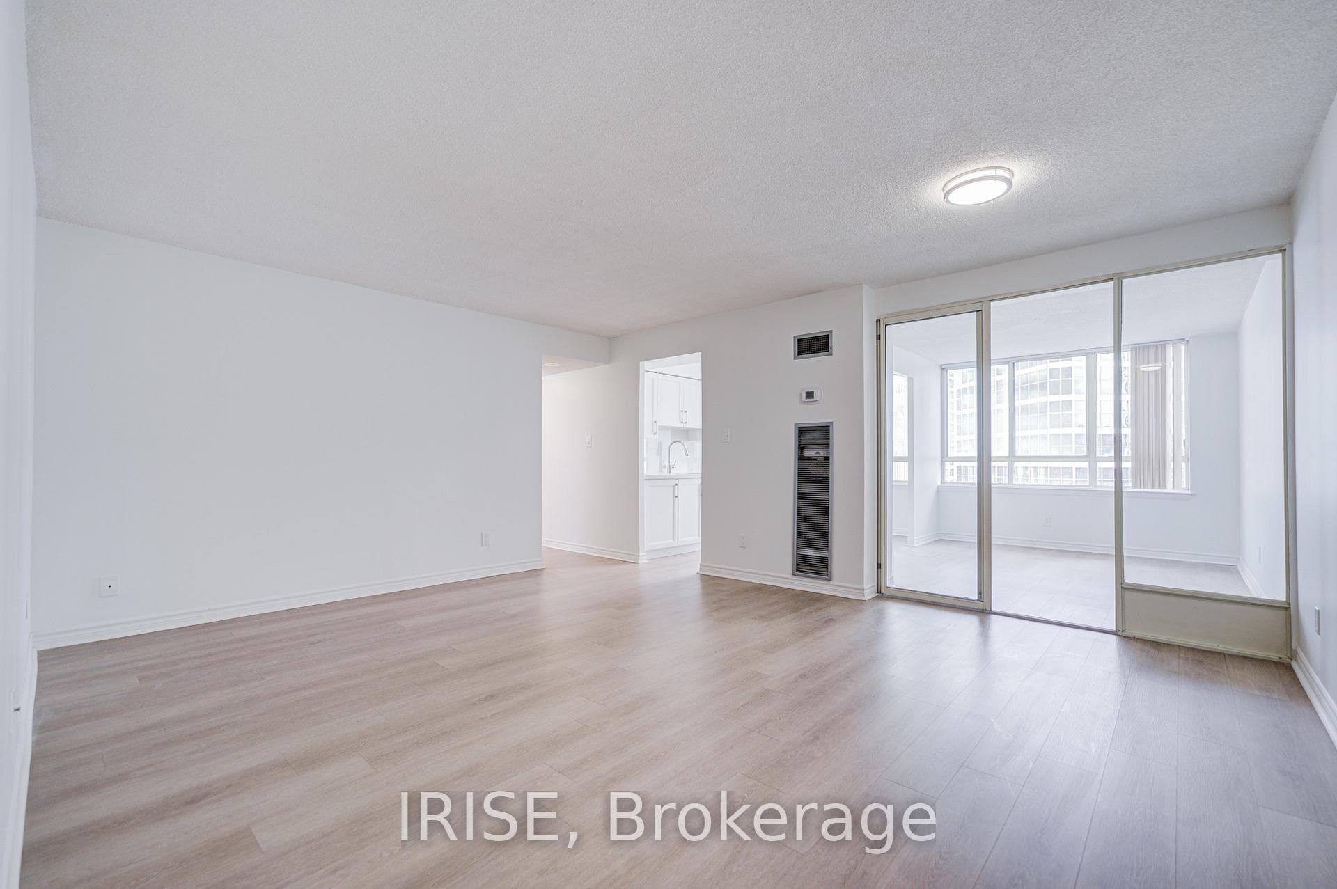 633 Bay Street Unit 1516 photo 2