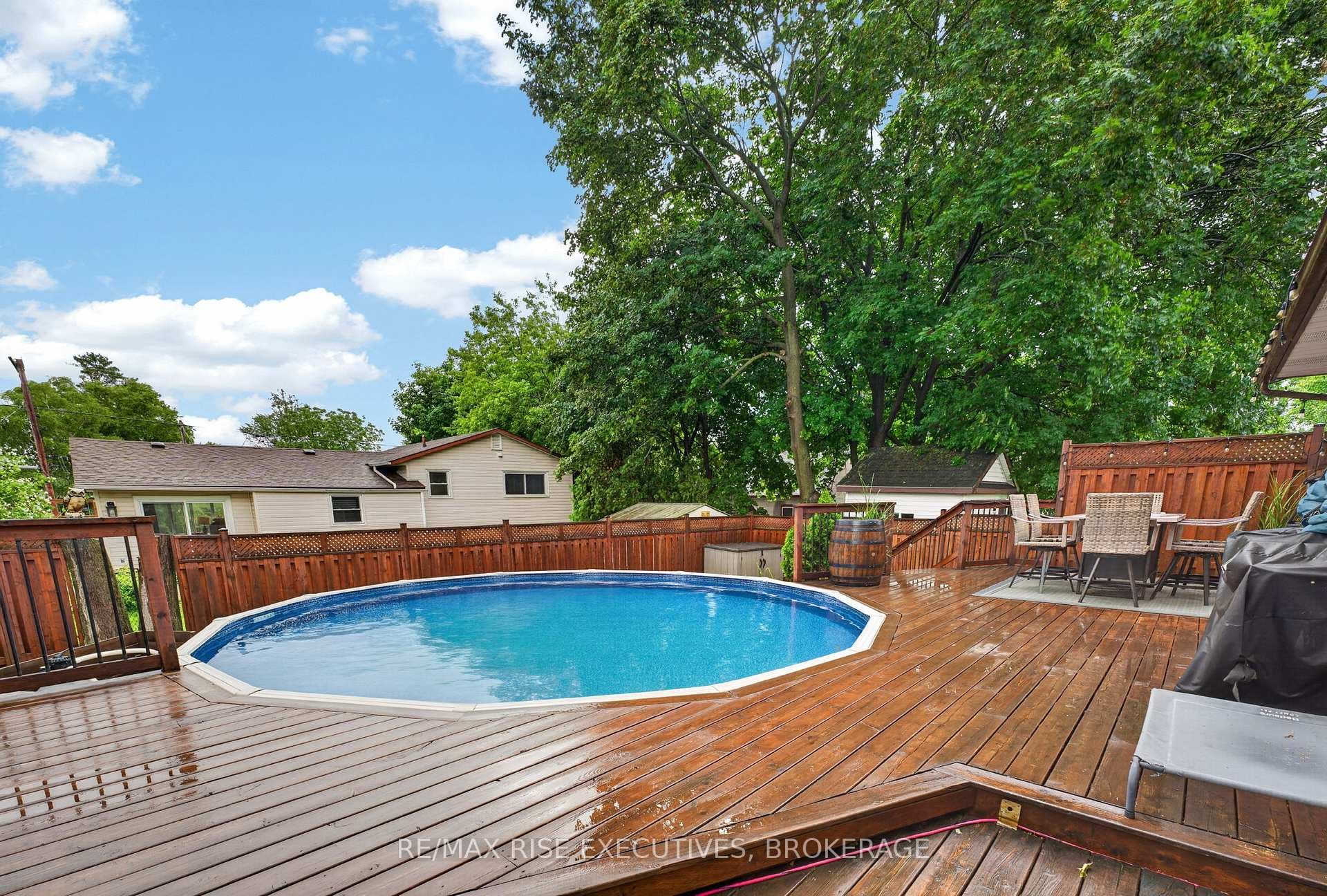 1560 Victoria Street photo 30