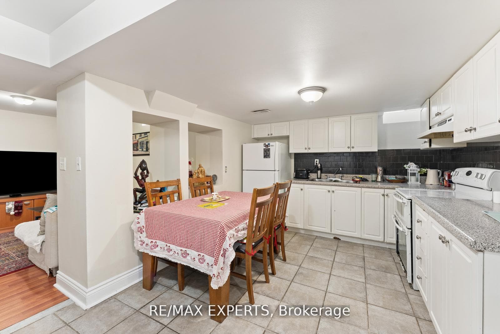 19 Maximillian Street photo 16