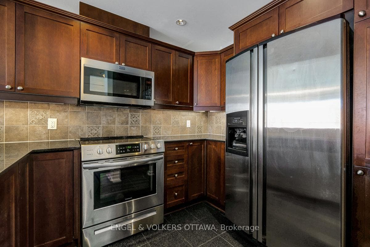 700 Sussex Drive Unit 403 photo 17