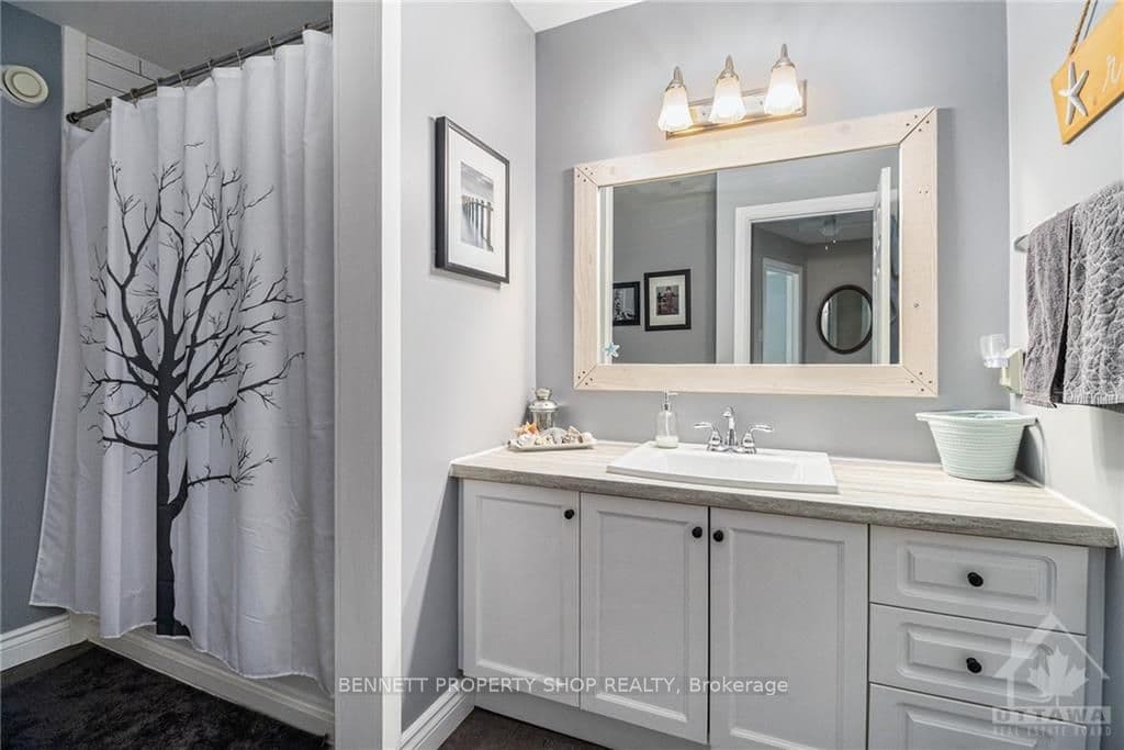 101 CORVINELLI Crescent photo 22