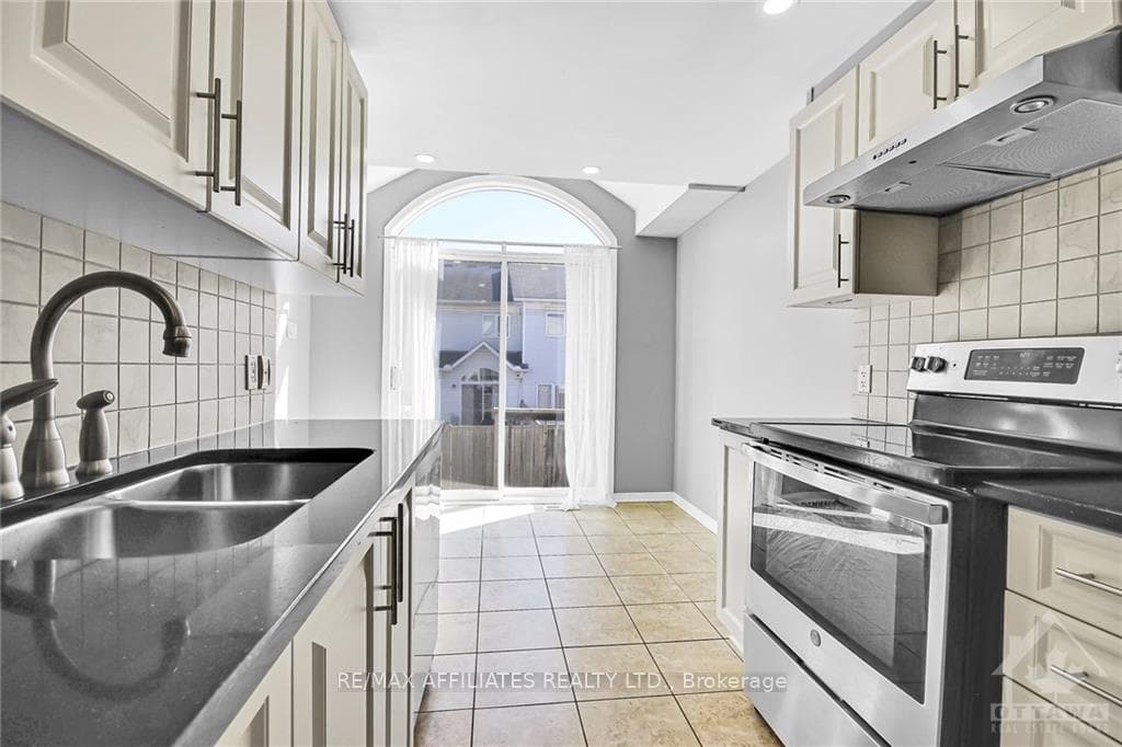 361 BAKEWELL Crescent photo 9