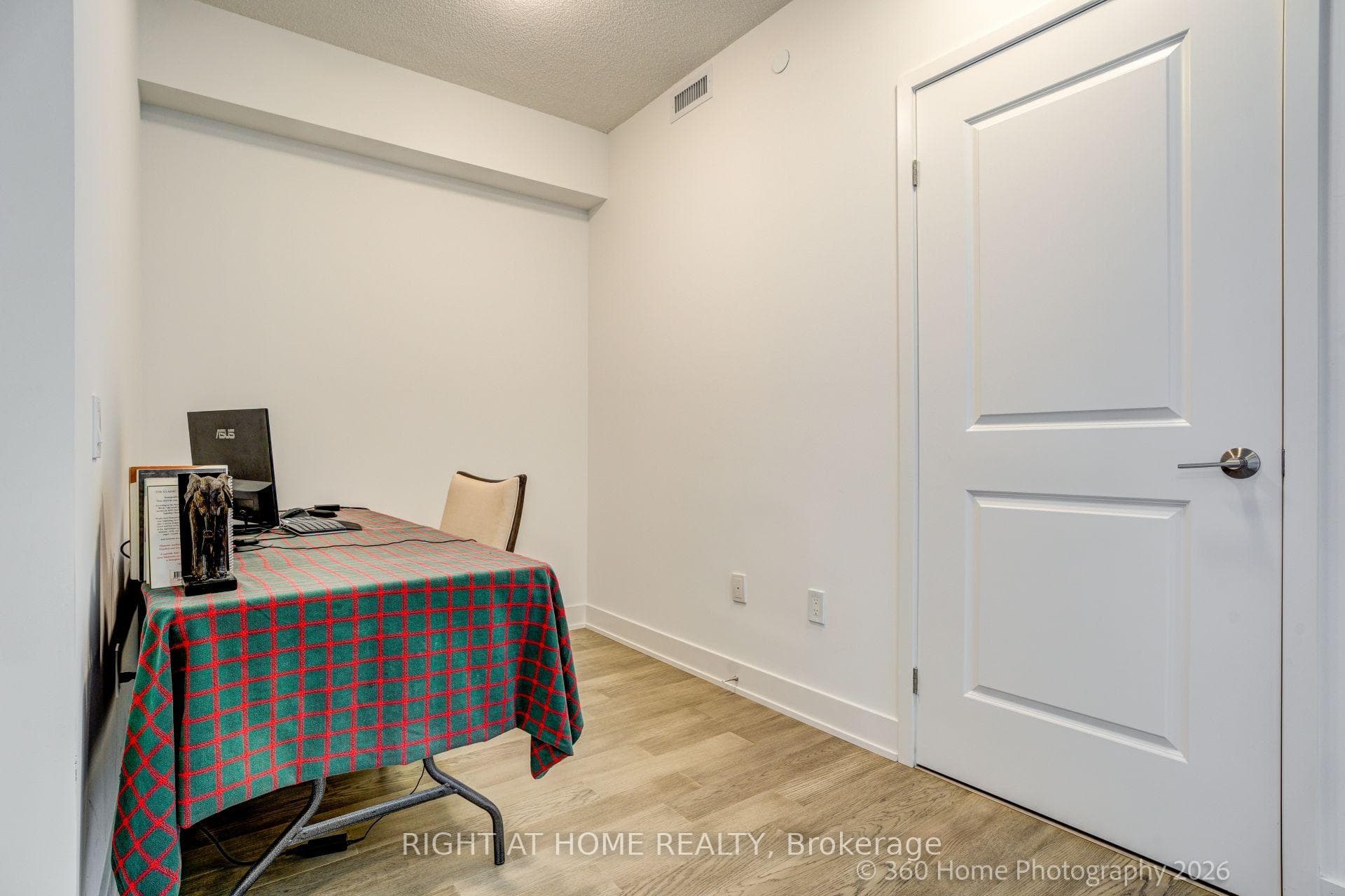 202 Burnhamthorpe Road Unit 505 photo 8