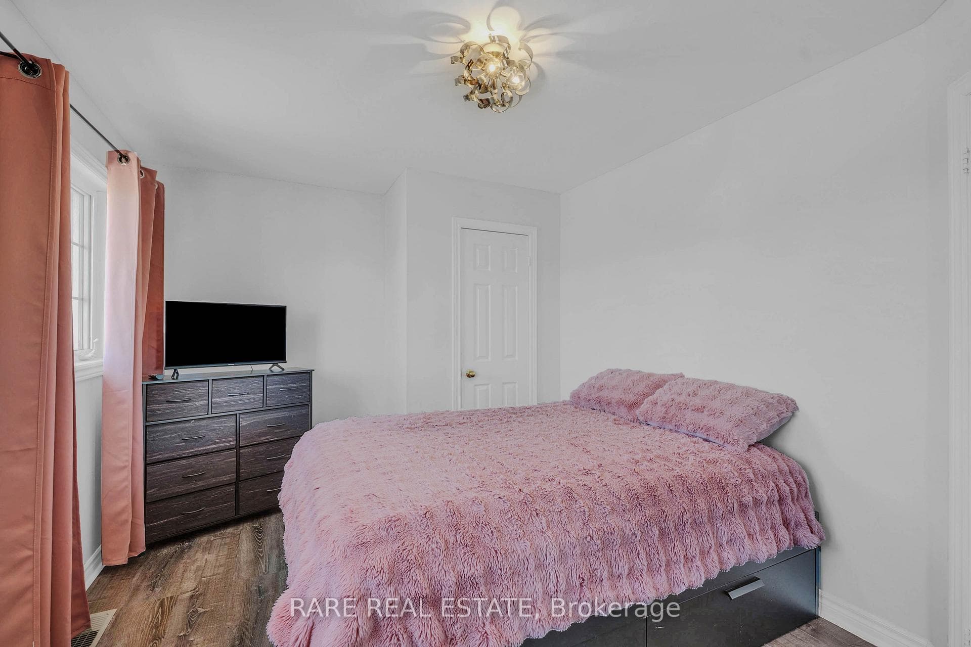 2104 OSBOND Road photo 32