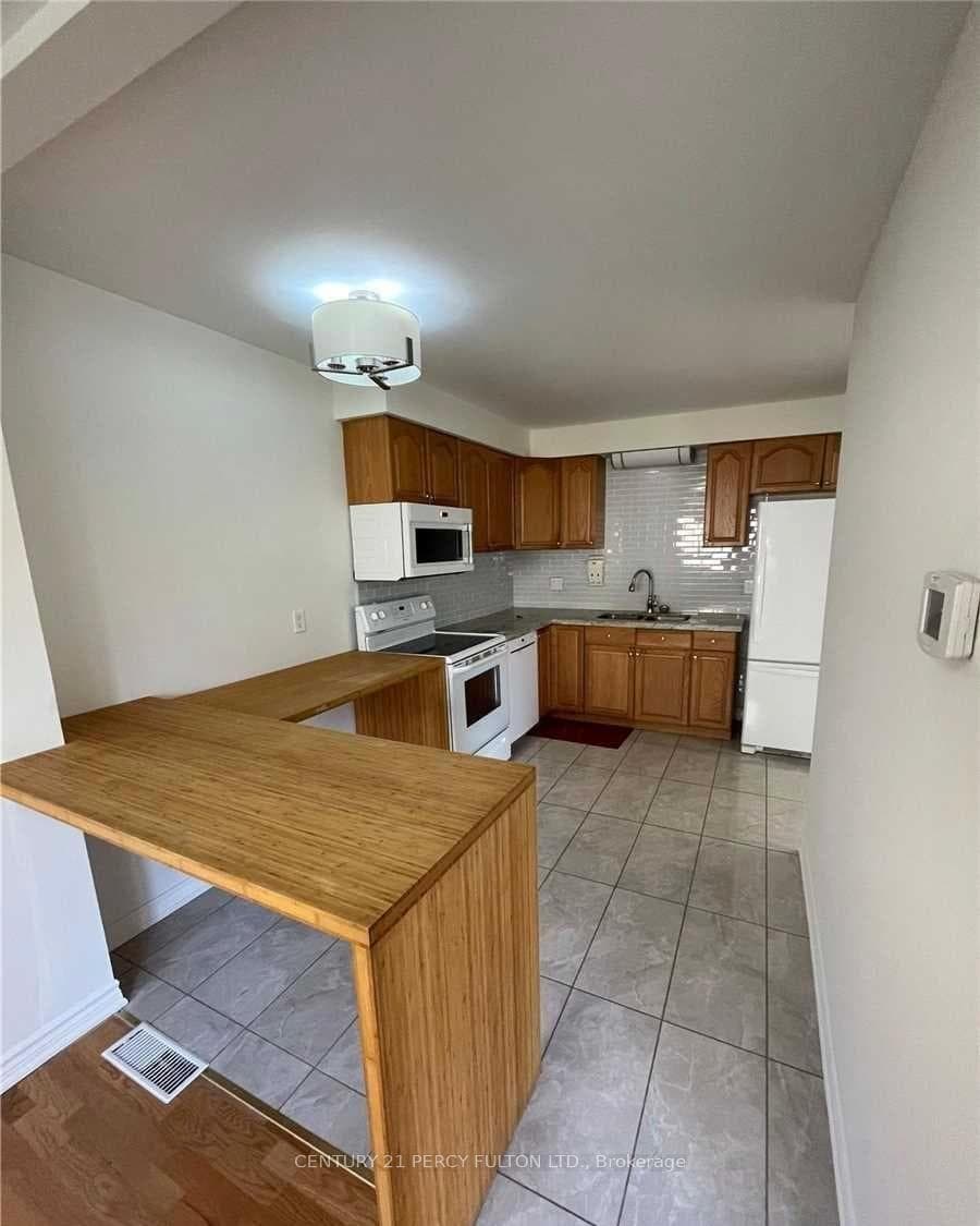 656 Forestwood Crescent Unit 18 photo 4