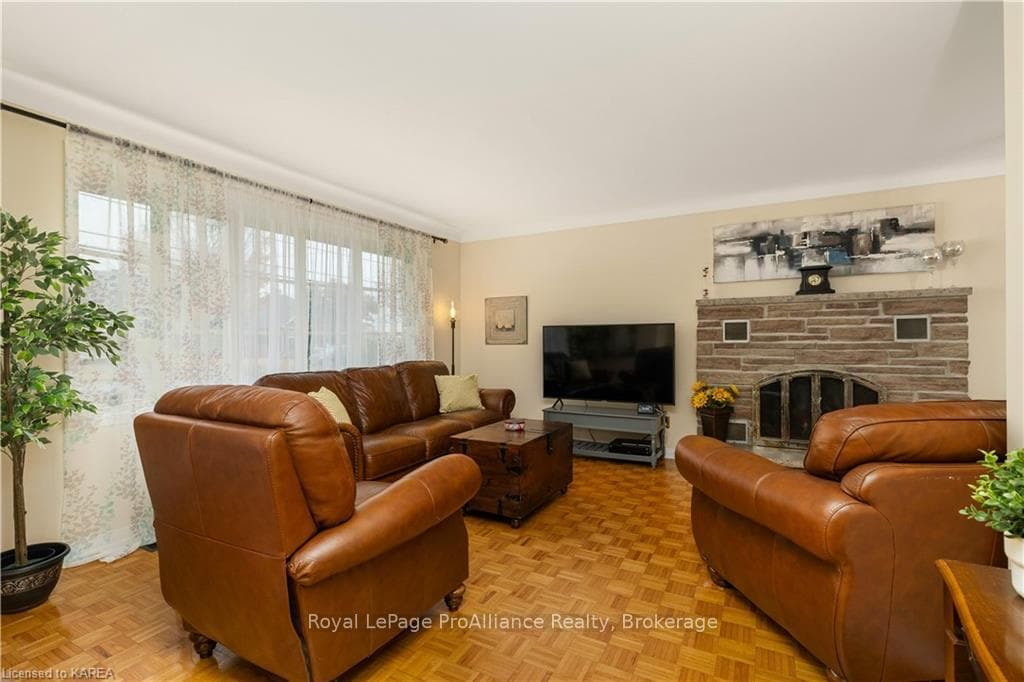 8 MONTGOMERY Boulevard photo 10