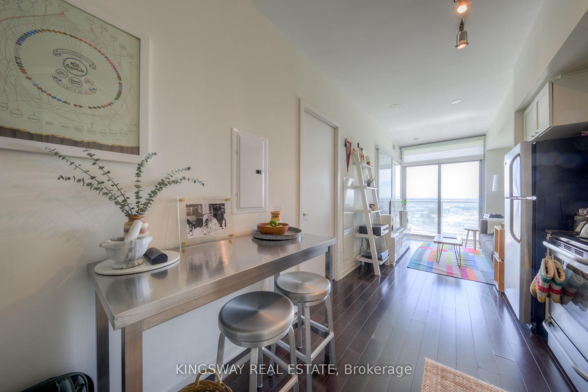 105 The Queensway Avenue Unit 2009 photo 4