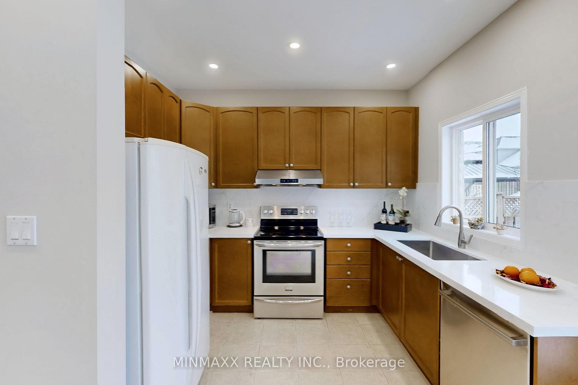 1081 Holdsworth Crescent photo 14