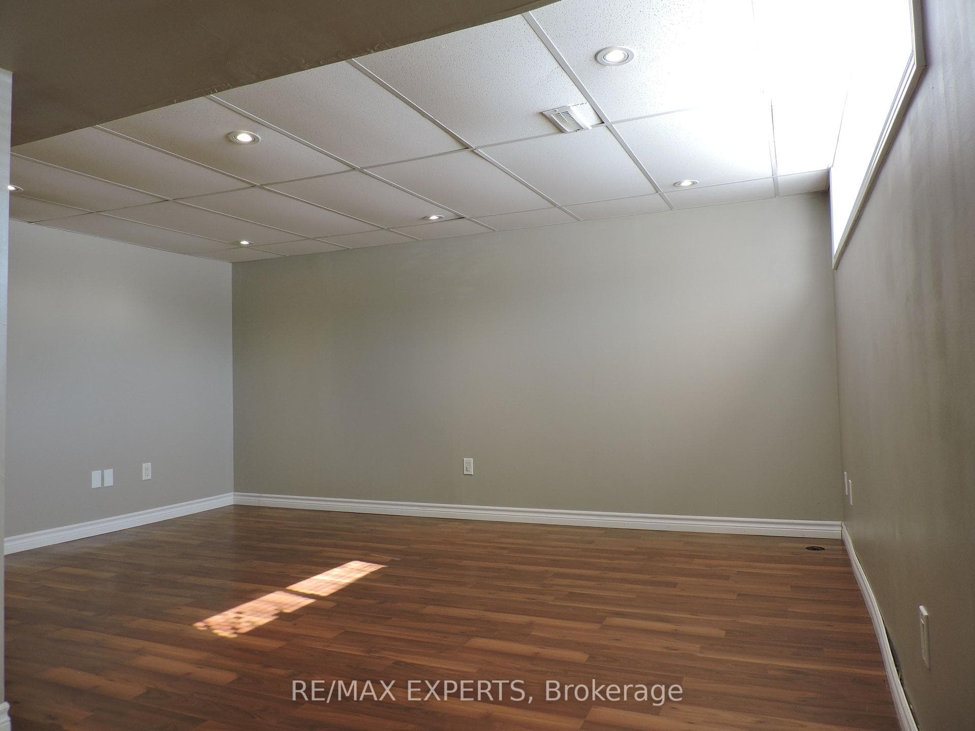 126 LONGFORD Drive photo 7