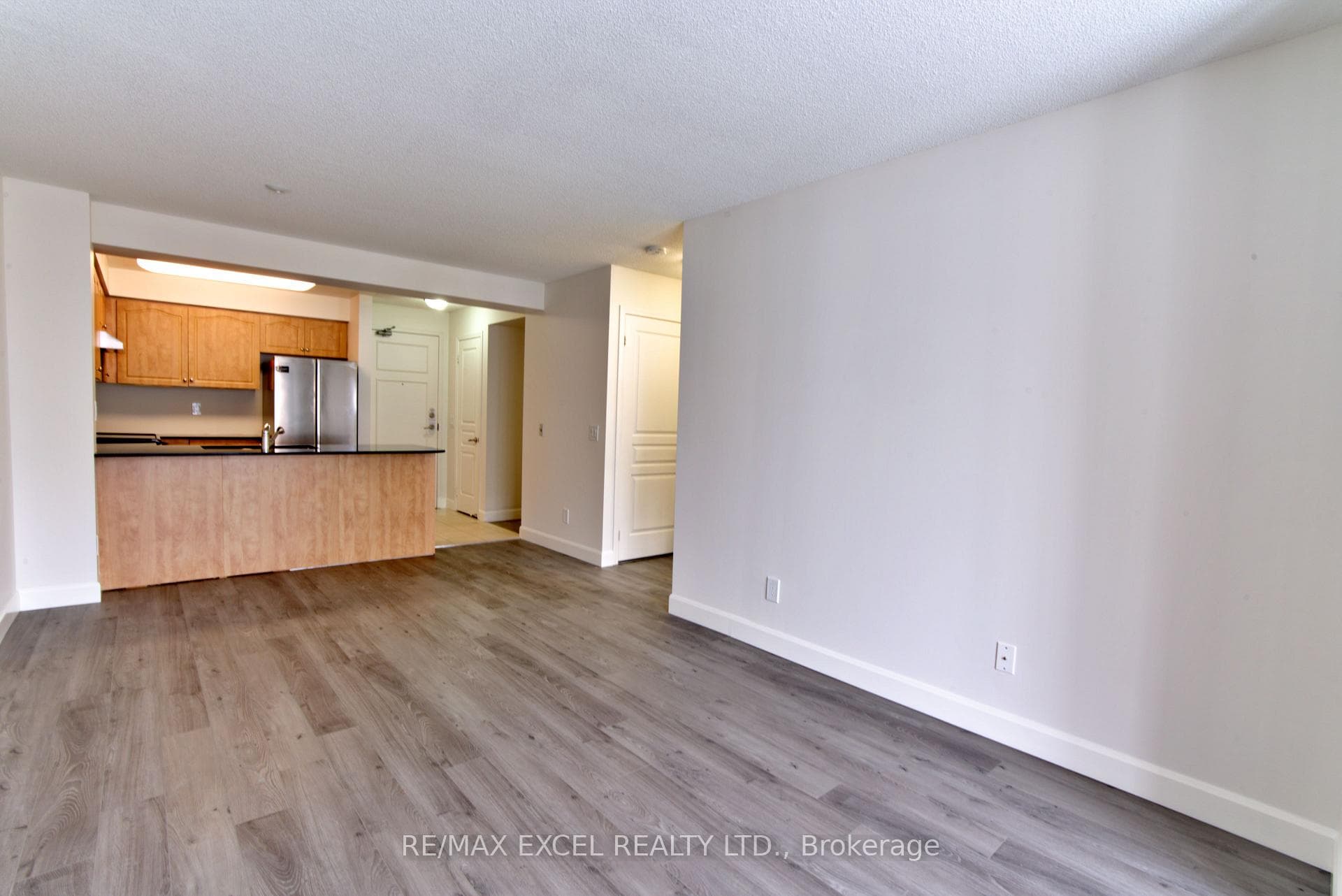 350 Red Maple Road Unit 907 photo 2