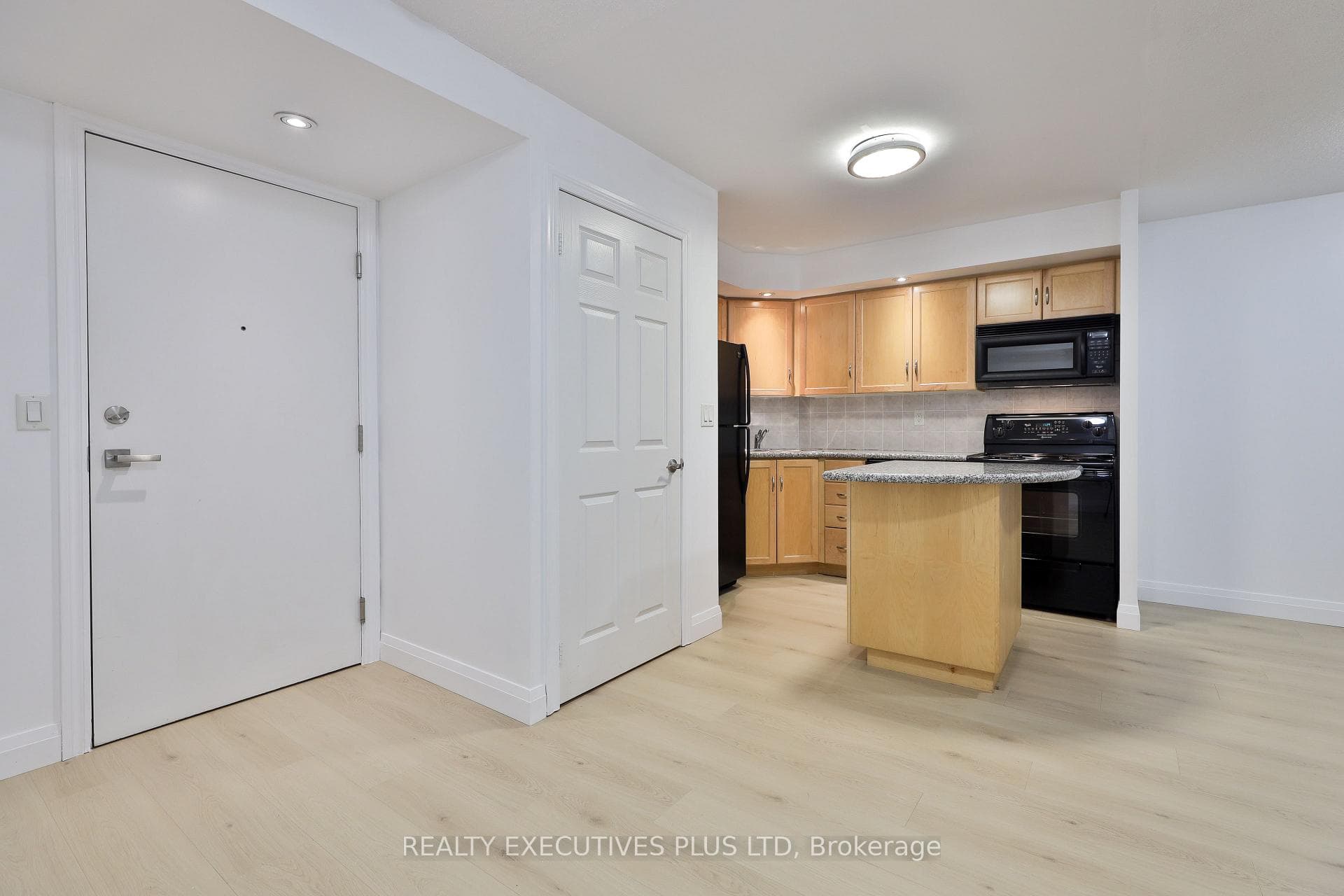 250 Wellington Street Unit 1028 photo 6