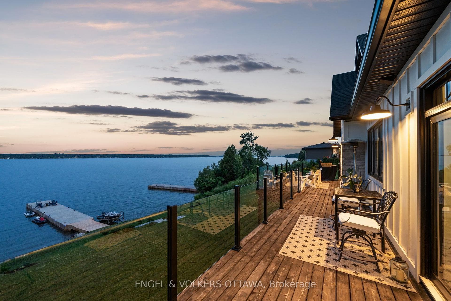 Upper deck overlooking the river