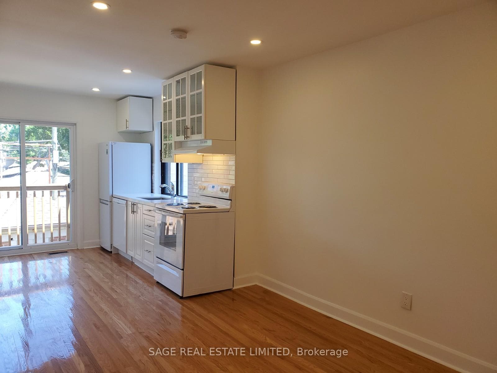 679 Vaughan Road Unit Upper photo 3