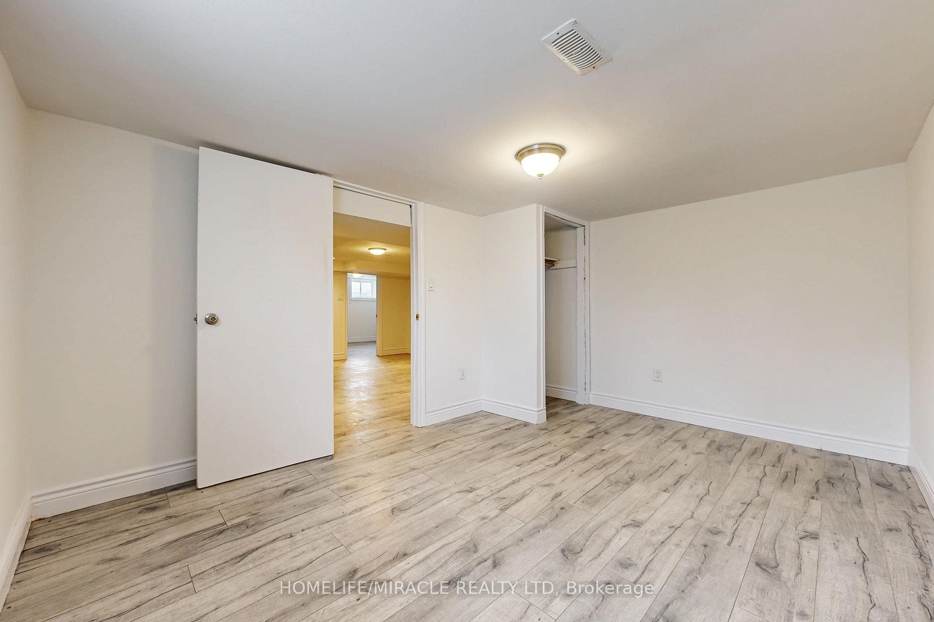 91 Wellington Street photo 35