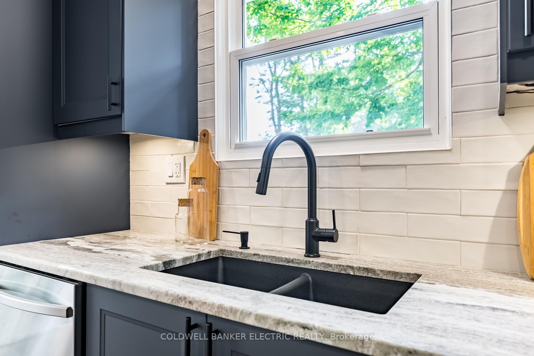 422 Bellevue Street photo 10