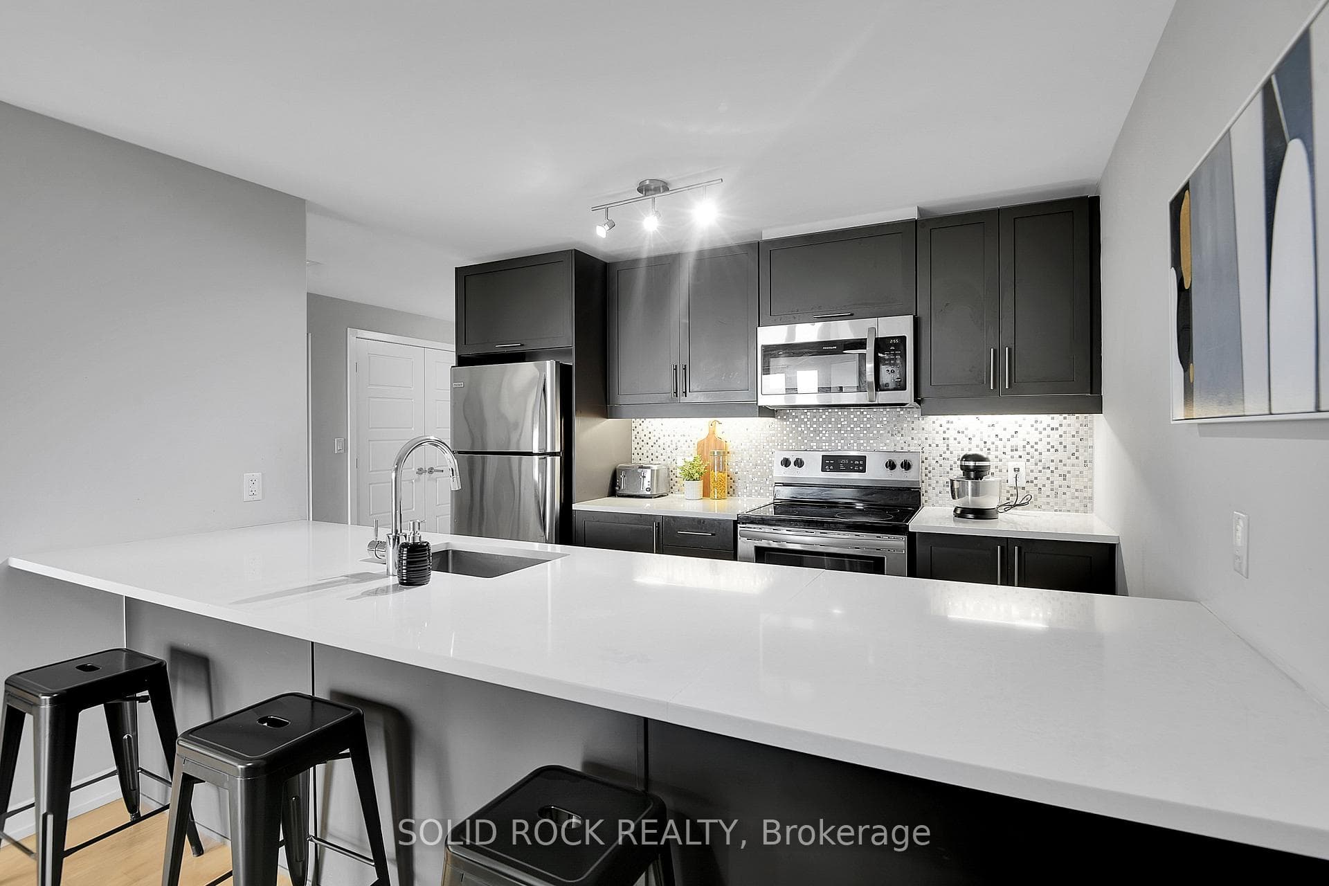 Kitchen with large island/breakfast bar