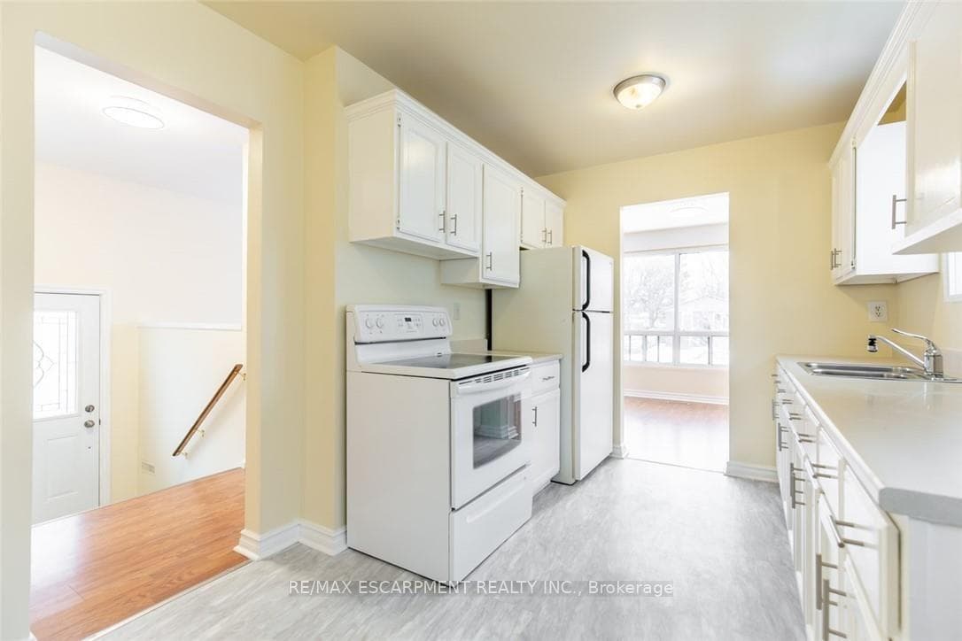 16 GARROW Drive photo 6