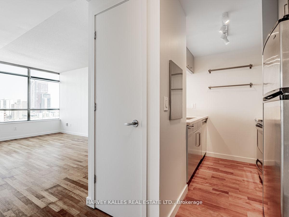 285 Mutual Street Unit 1803 photo 4