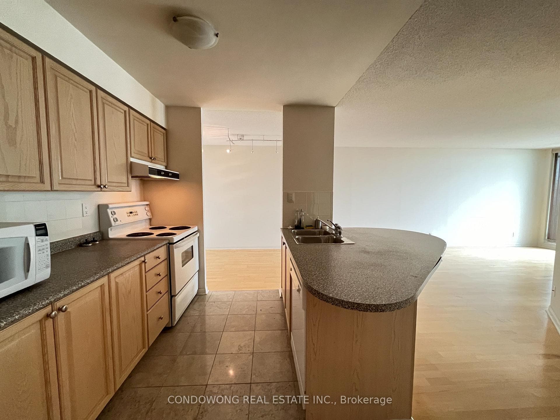 230 Queens Quay Unit 619 photo 3