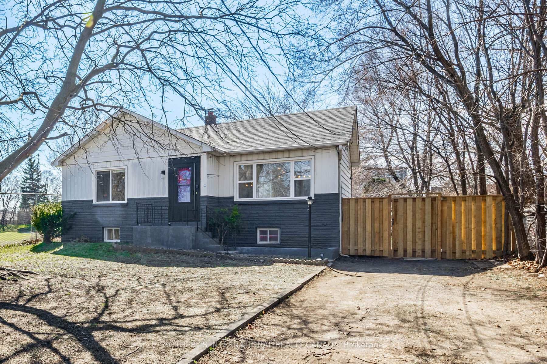 4075A Lawrence Avenue photo 3