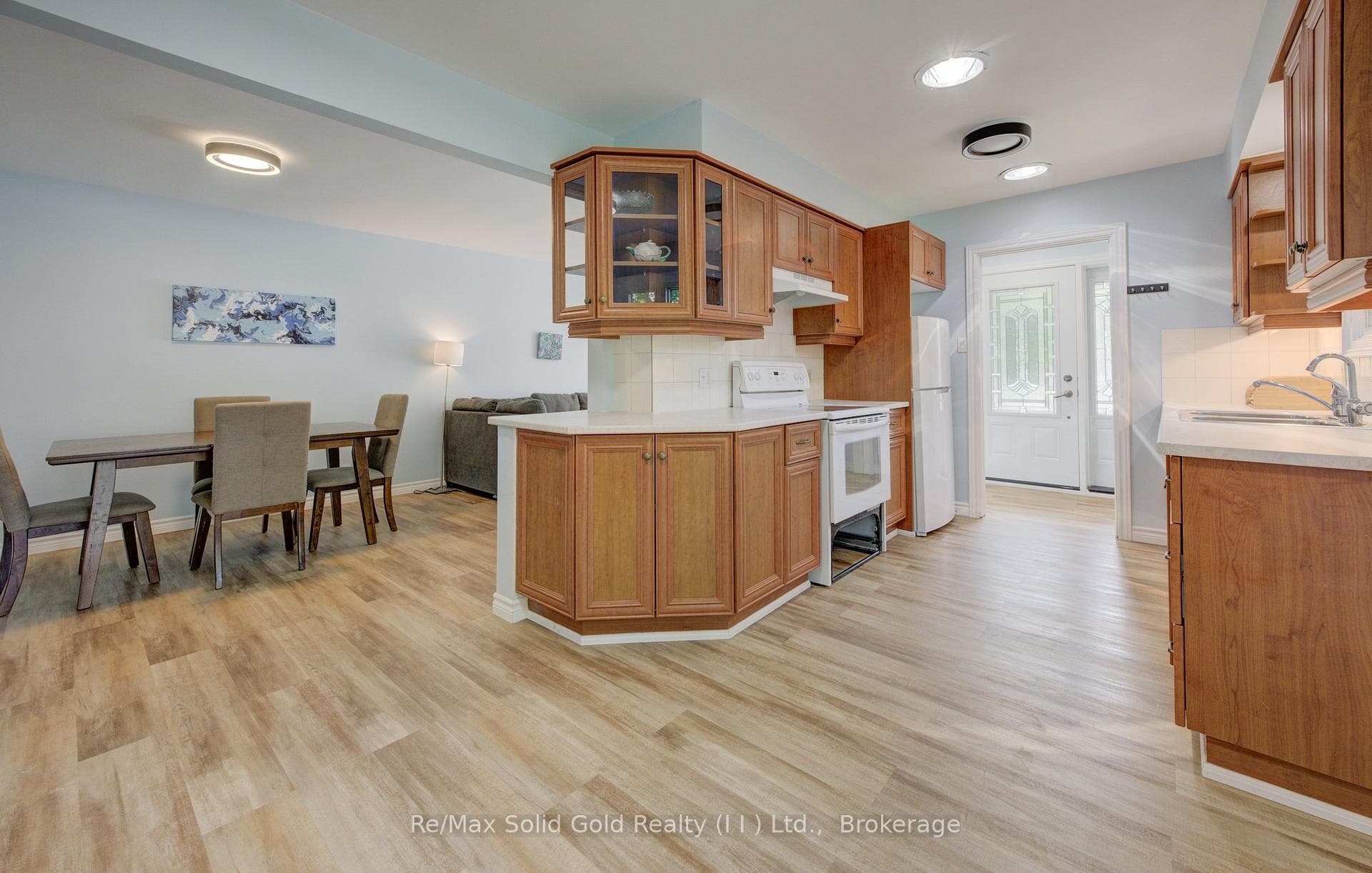 106 TUPPER Crescent photo 15