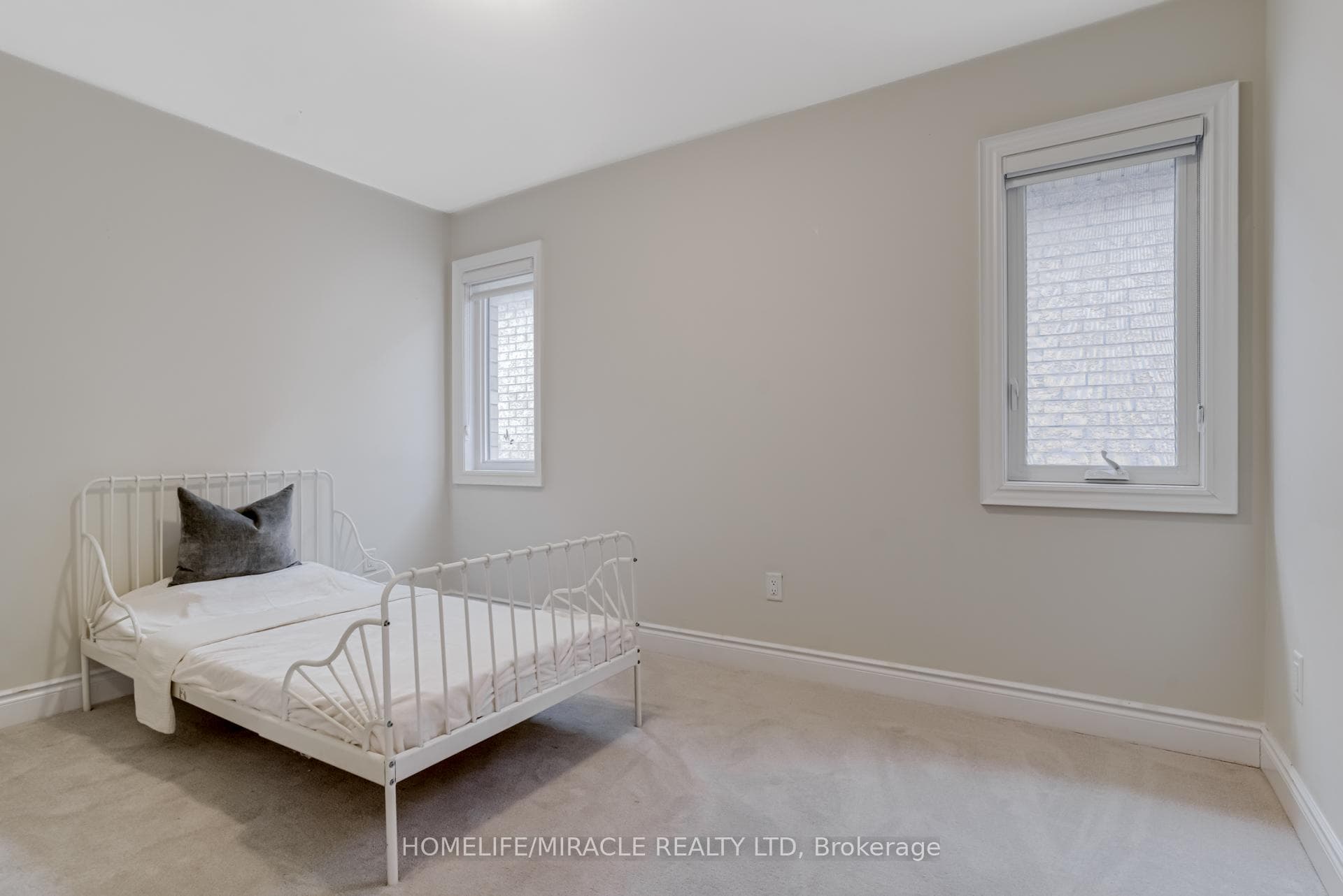 54 Janes Crescent photo 36