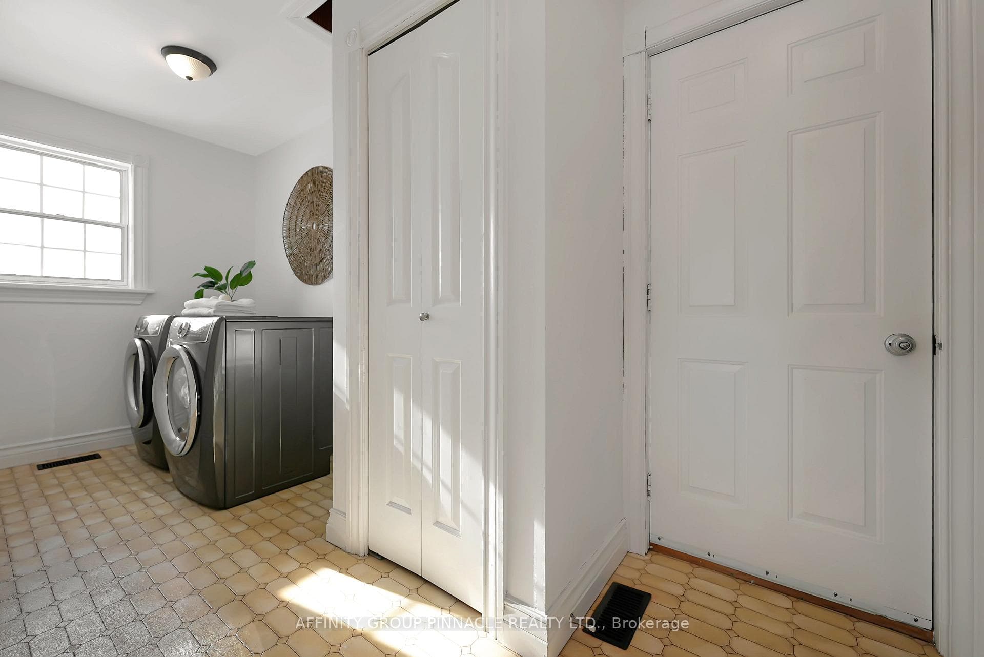 105 Agnes Street photo 32