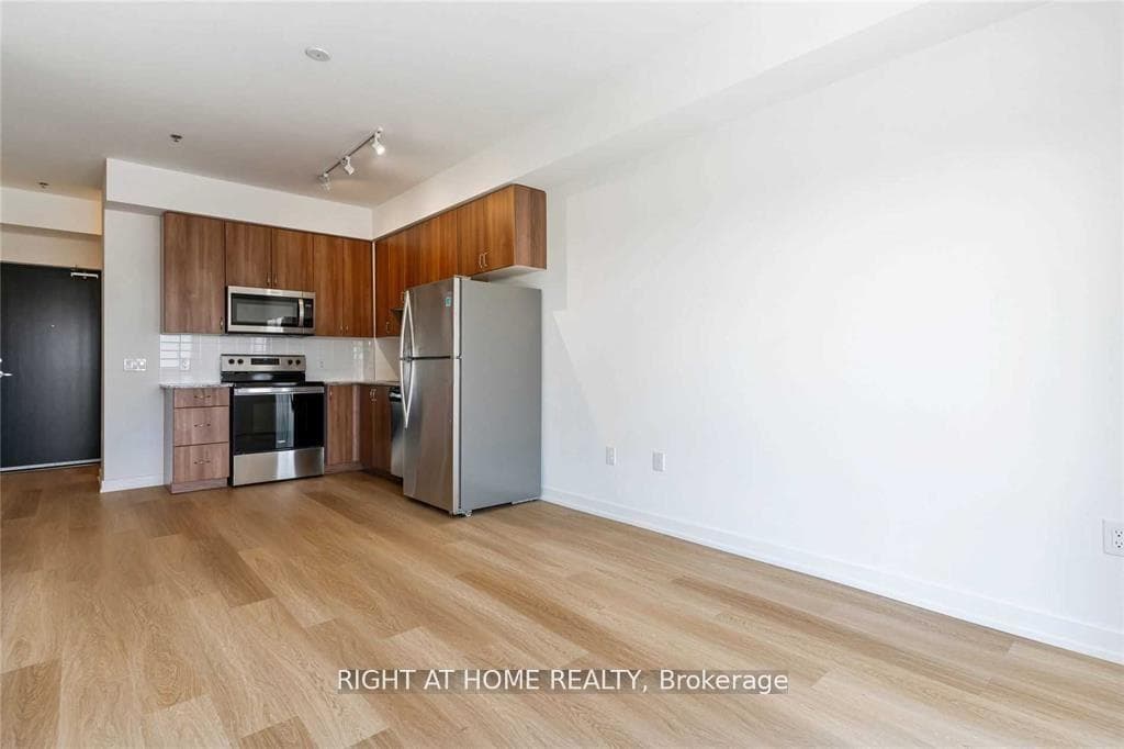 430 Essa Road Unit 417 photo 3