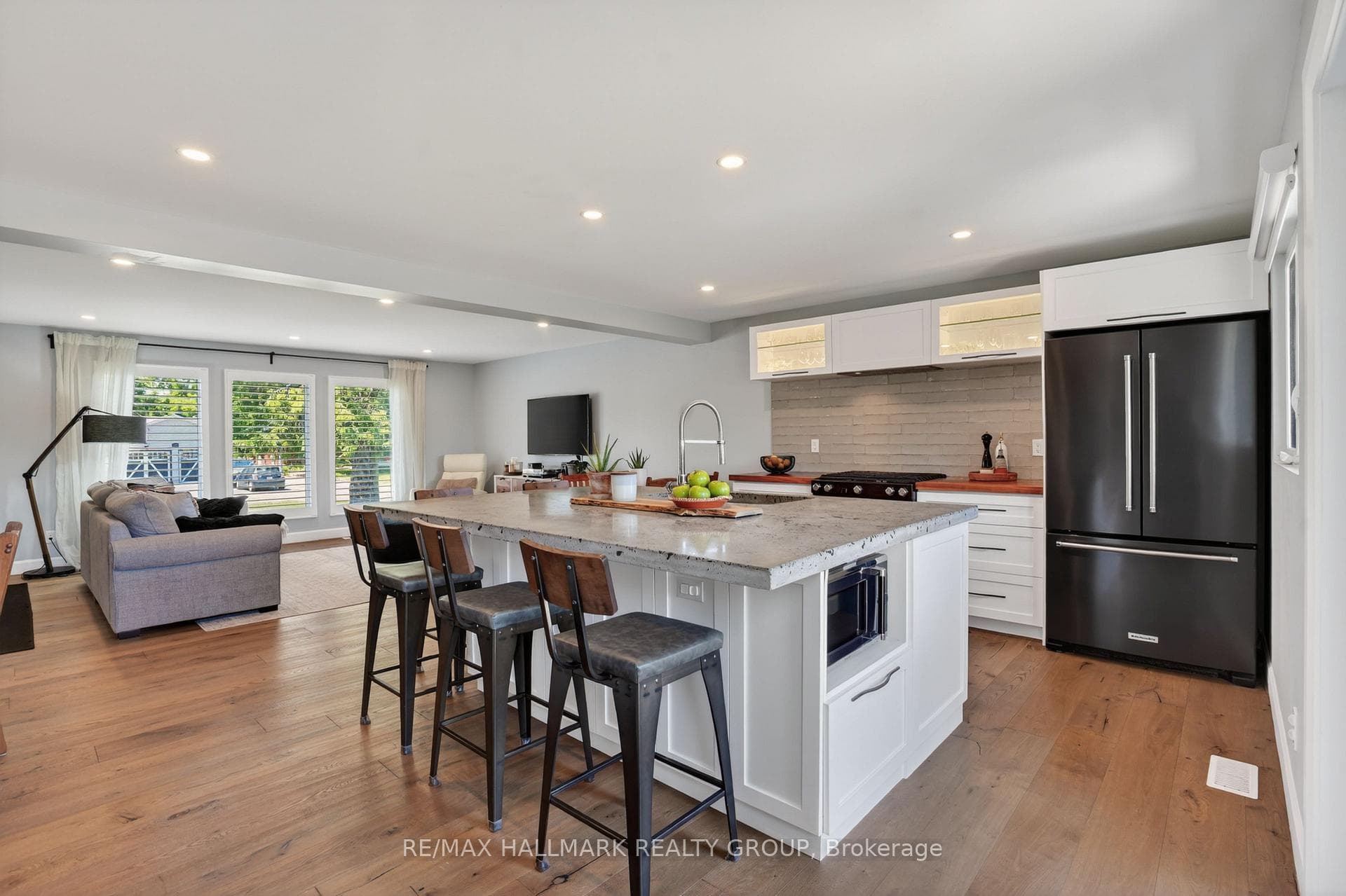 1583 MAXIME Street photo 9