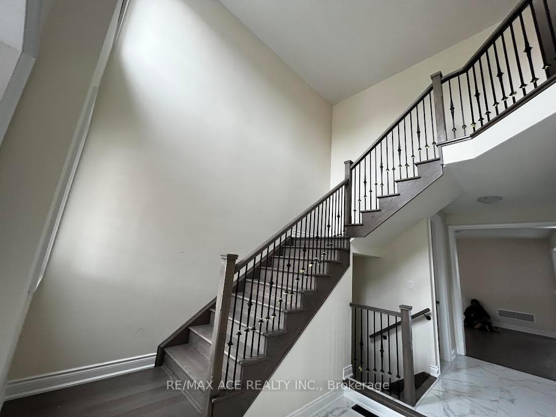 162 Ferragine Crescent photo 8