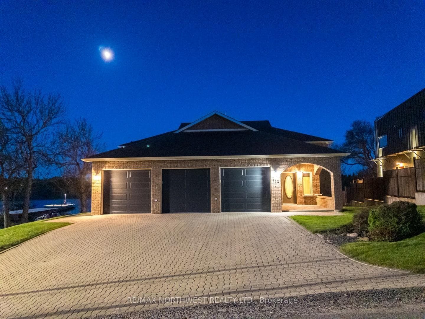 110 Lakeside Crescent photo 2