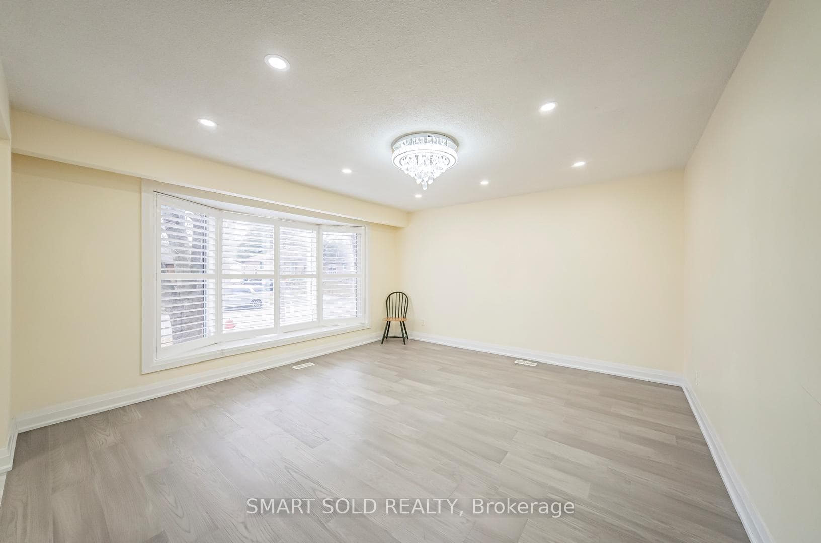 58 Collins Crescent photo 10