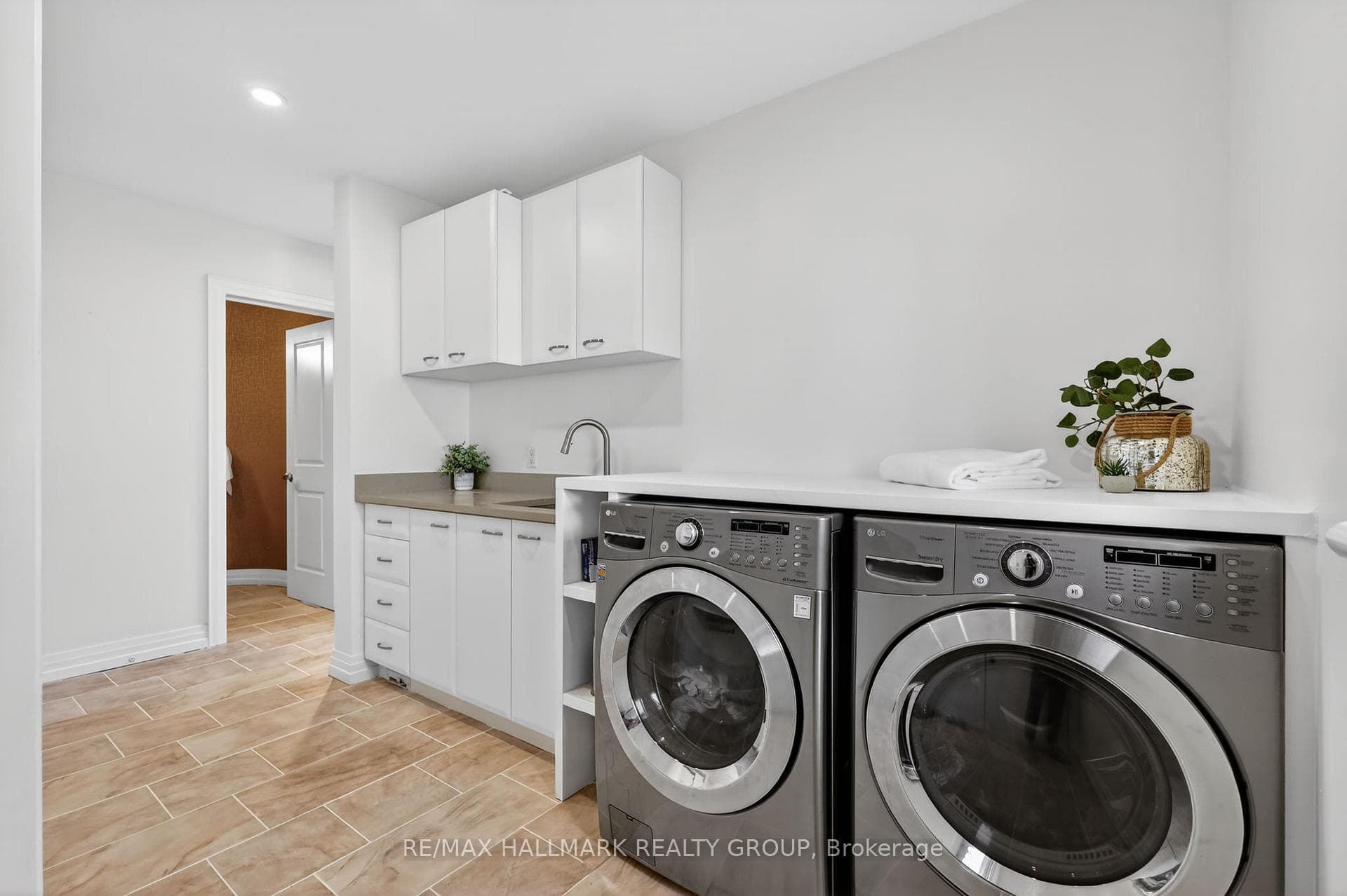 Utility sink adds everyday convenience