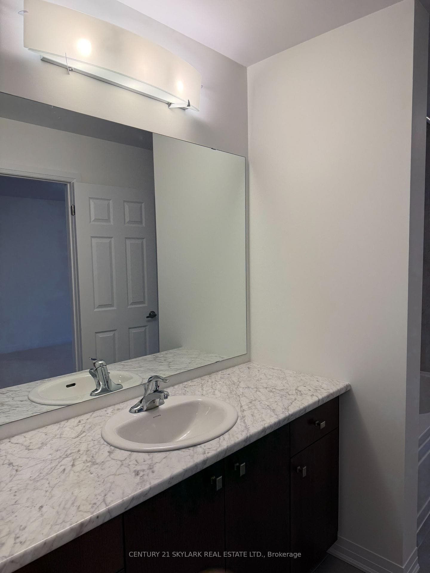 144 Aviron Crescent photo 29