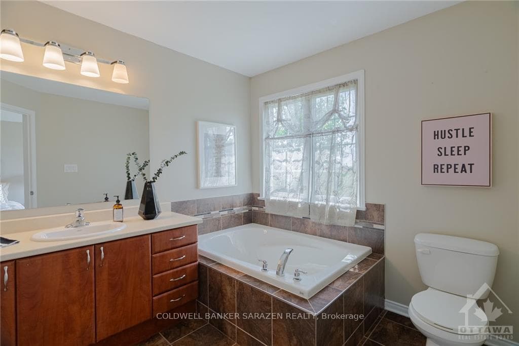 150 LARAMIE Crescent photo 23