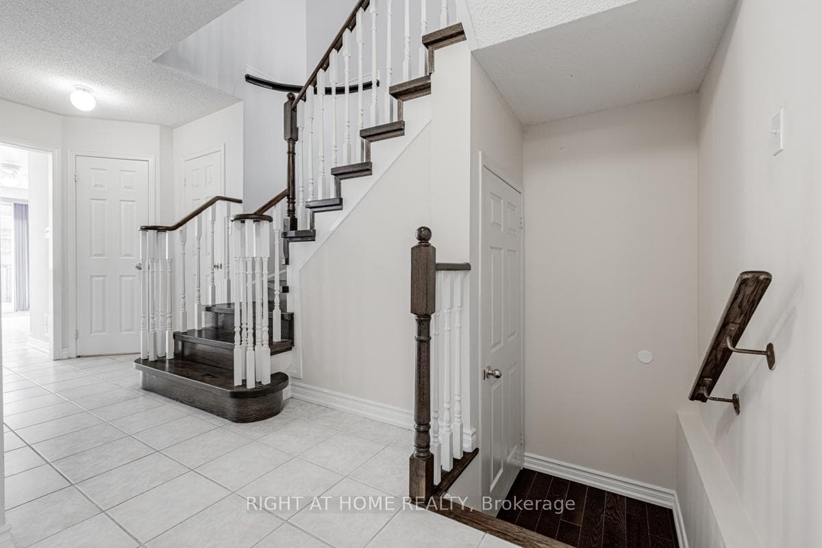 579 PINDER Avenue photo 9