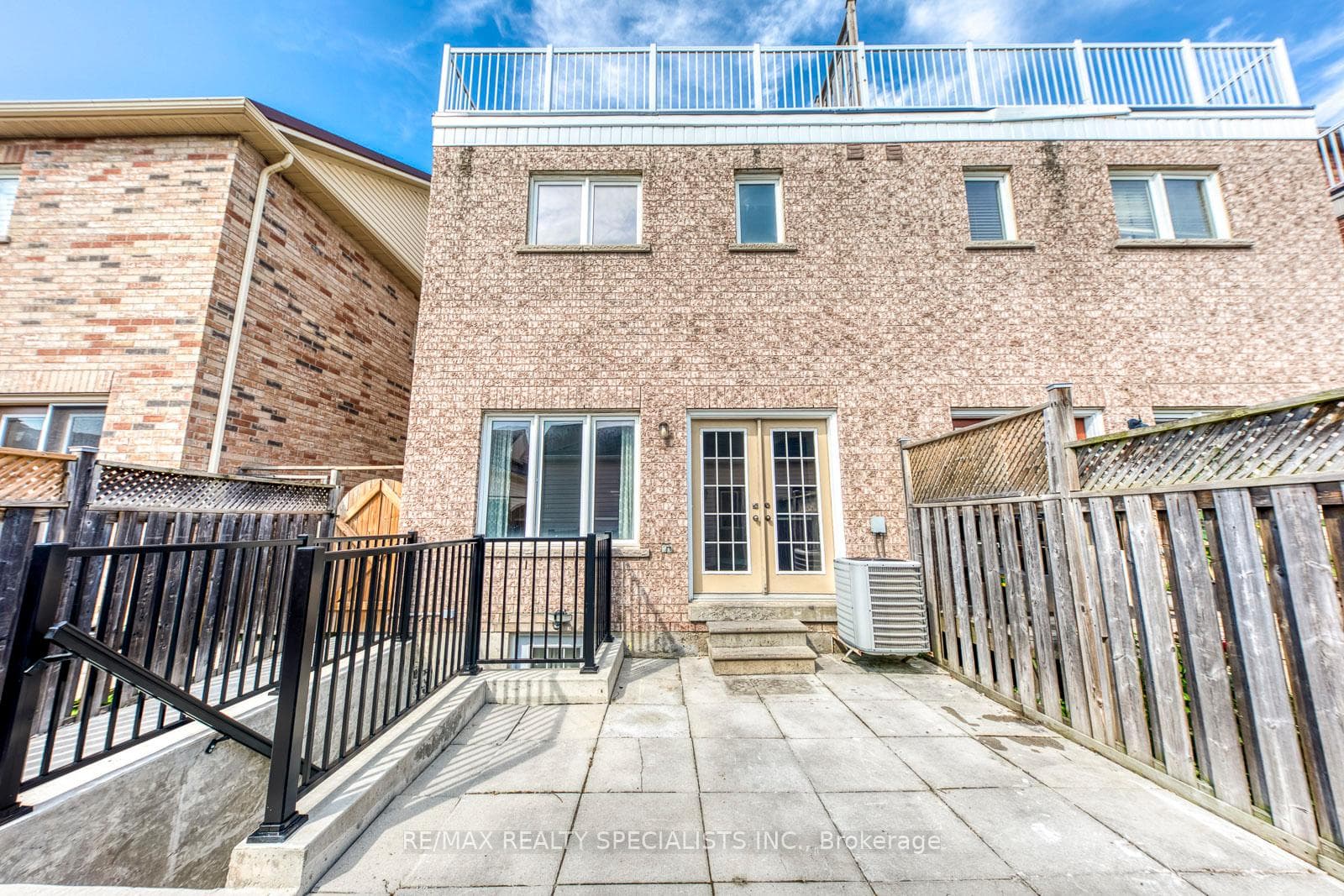 5494 Tenth Line photo 44