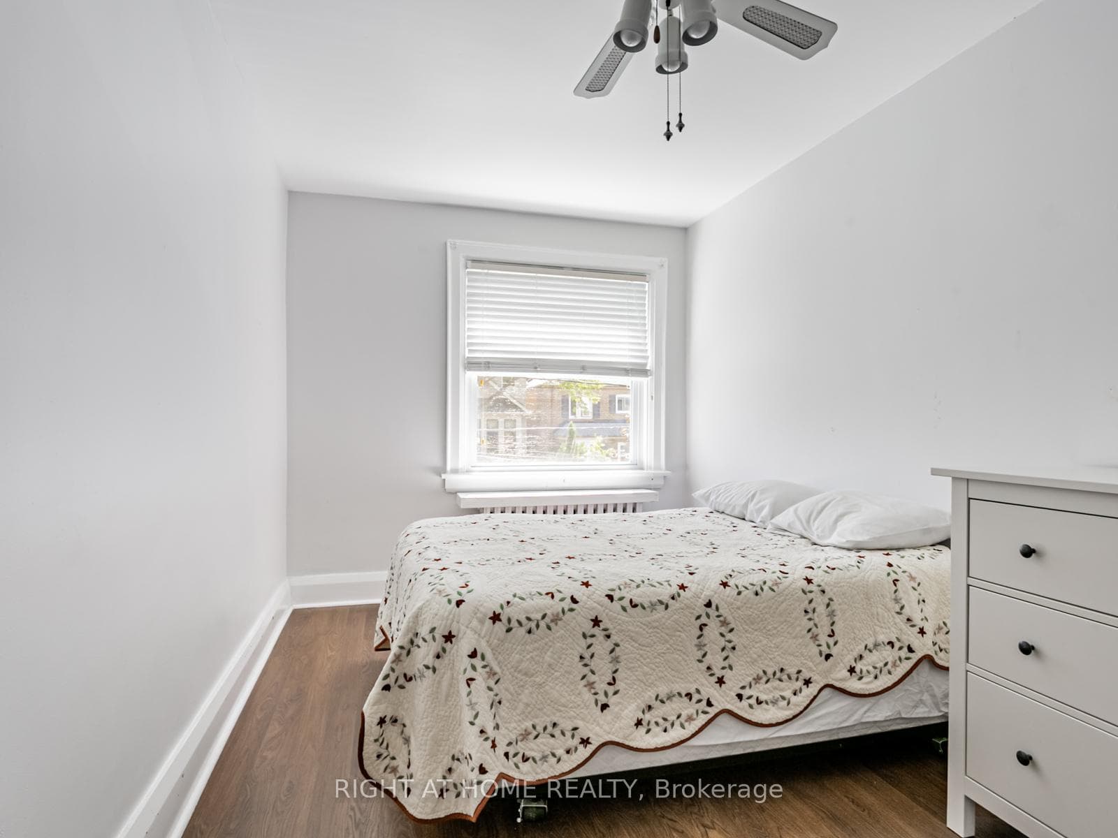 452 Soudan Avenue photo 30