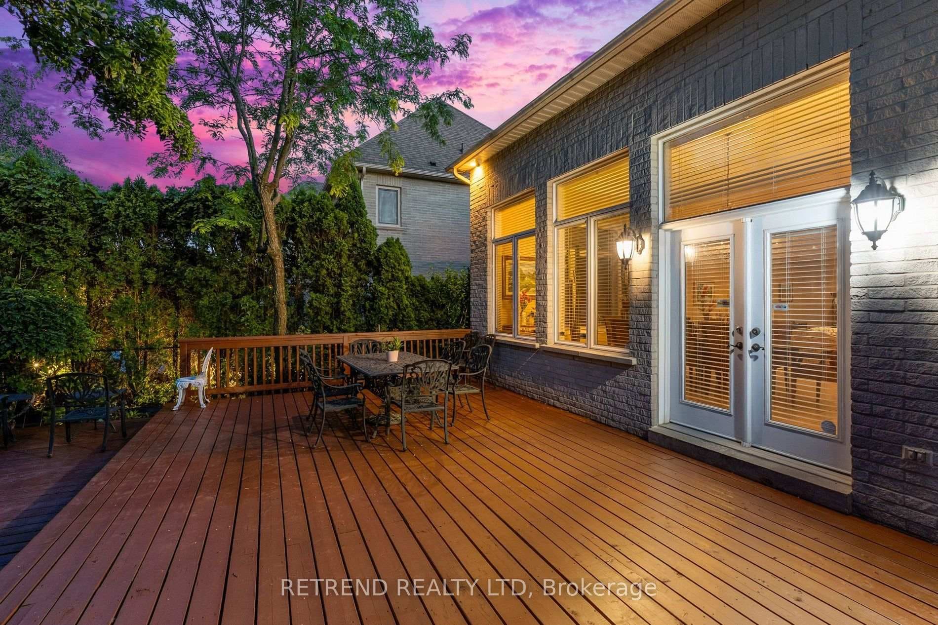 791 Clarence Street photo 49