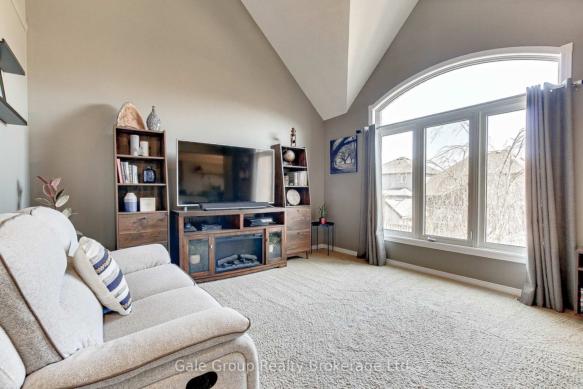 654 Frontenac Crescent photo 3