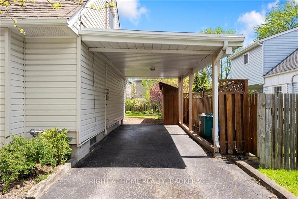 62 WHYTE Avenue photo 3