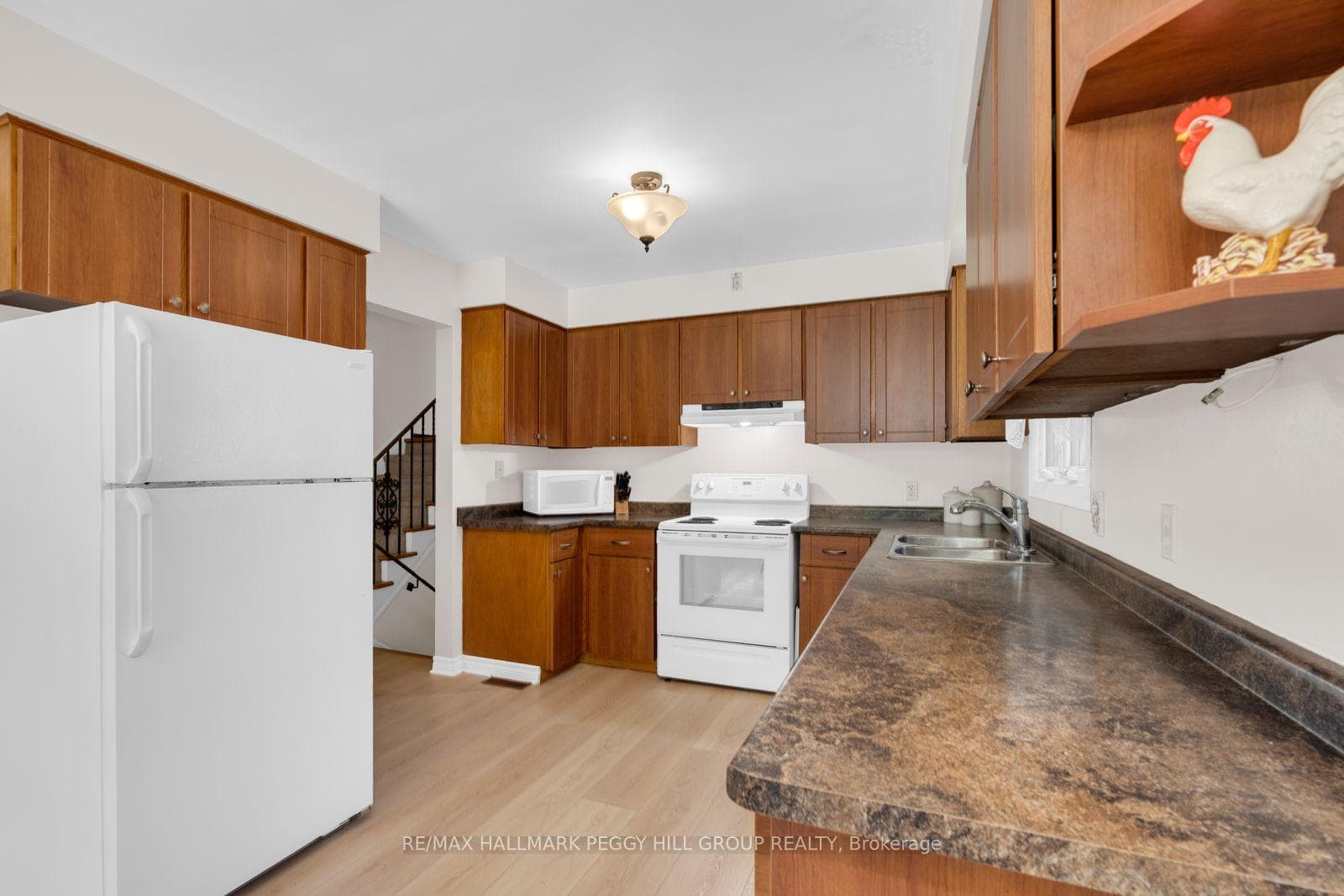 2222 Victoria Street photo 3