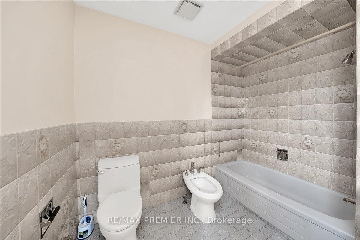 100 Hallsport Crescent photo 26