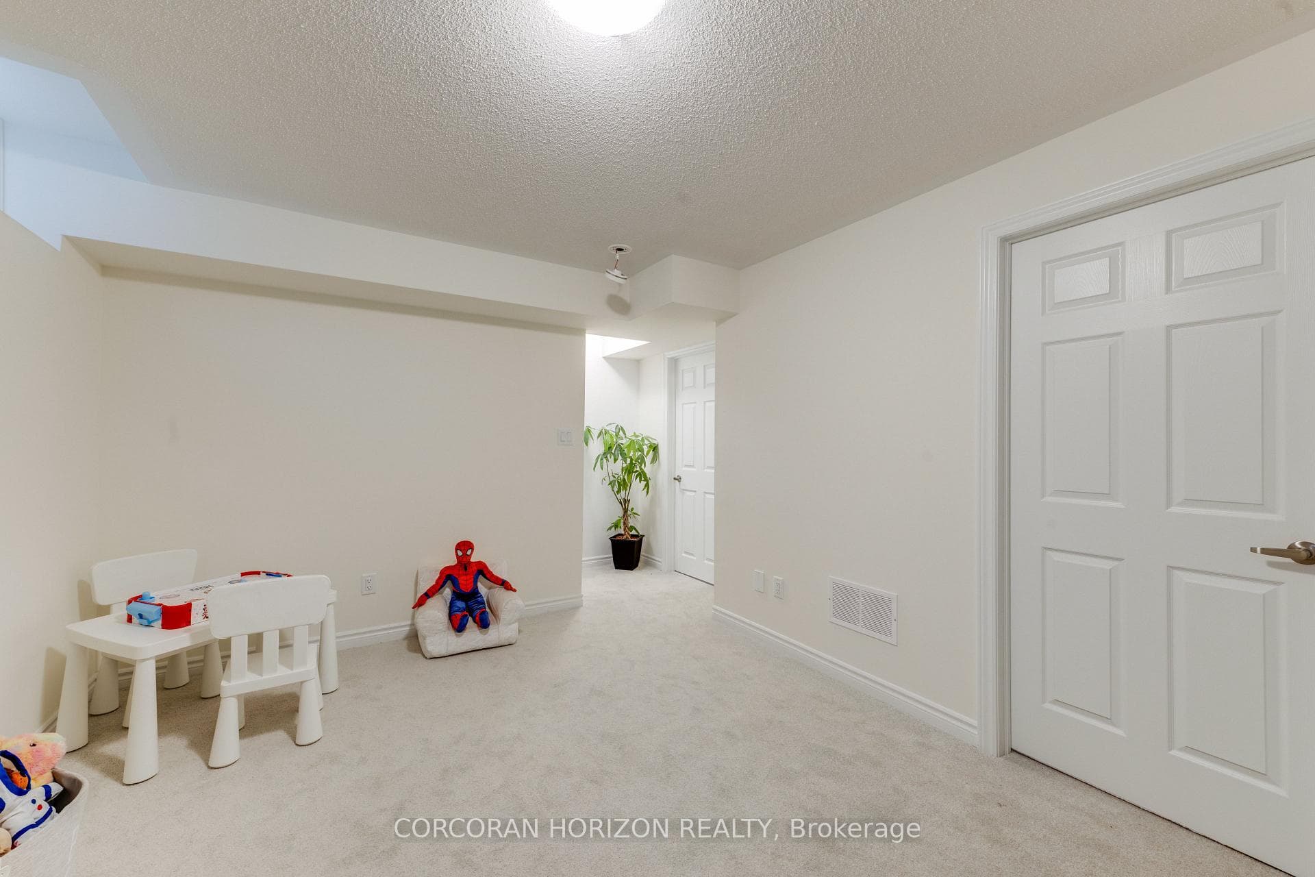15 Mountainside Crescent photo 39