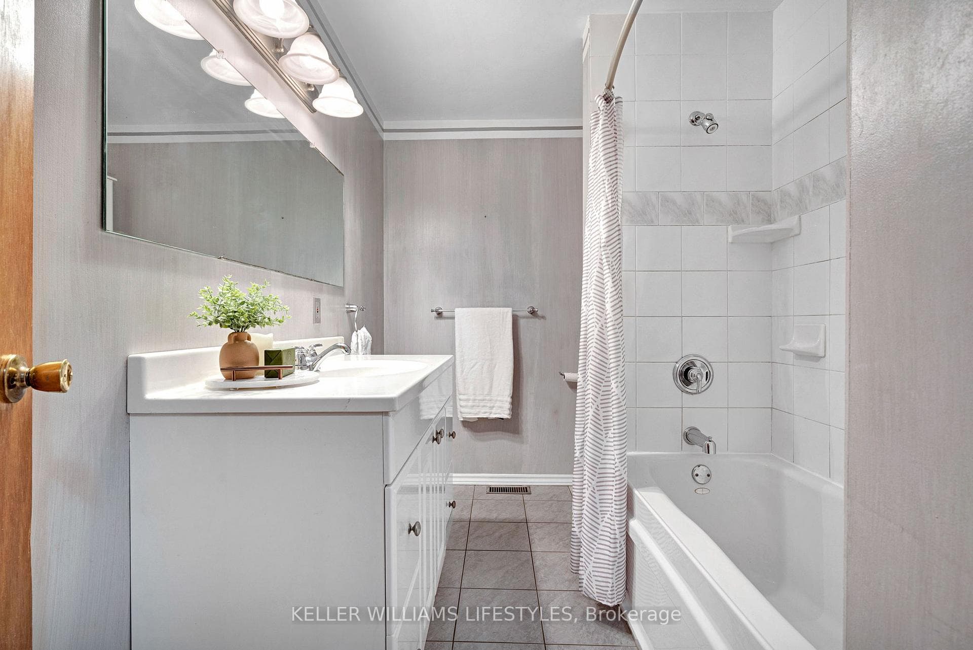 564 CHIDDINGTON Avenue photo 30