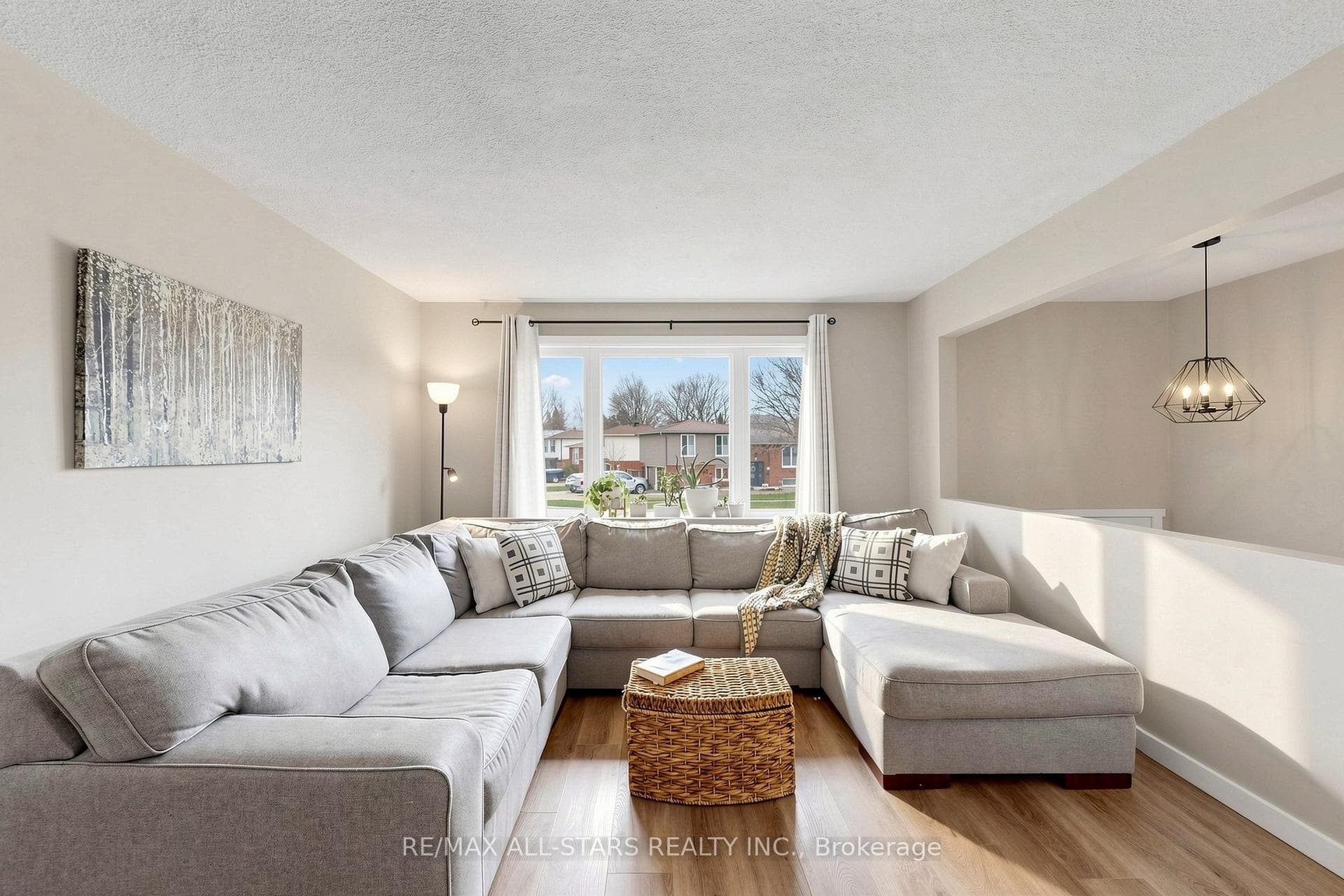15 Applewood Crescent photo 9