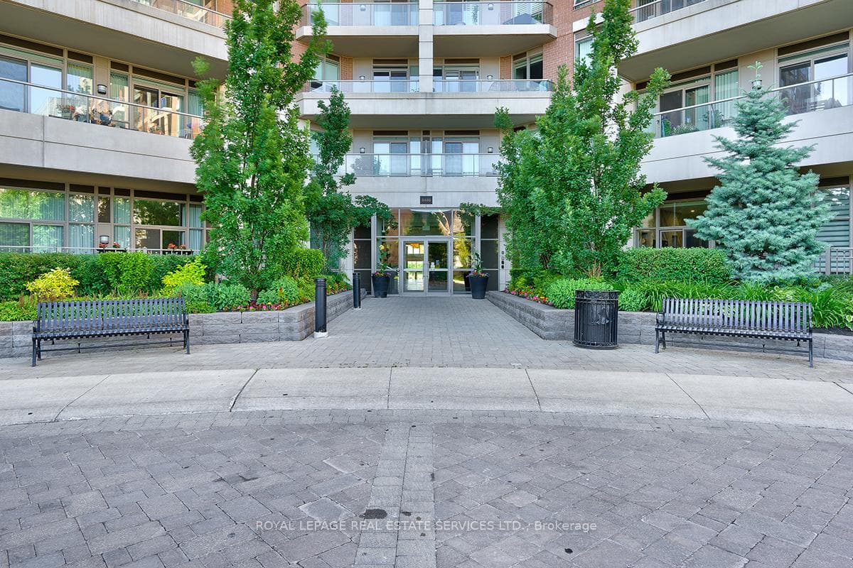 An Elegant Eight-Storey Mid-Rise Condominium!