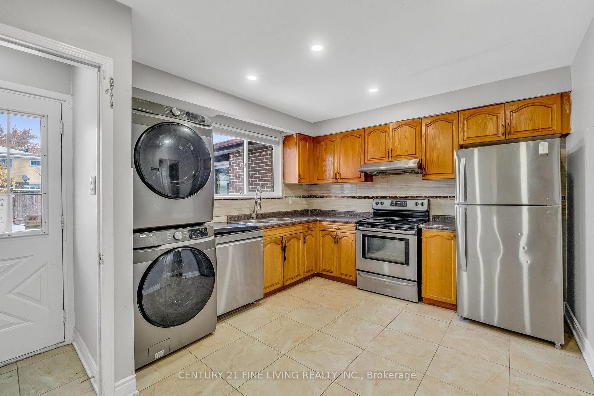 191 FOLKSTONE Crescent photo 11