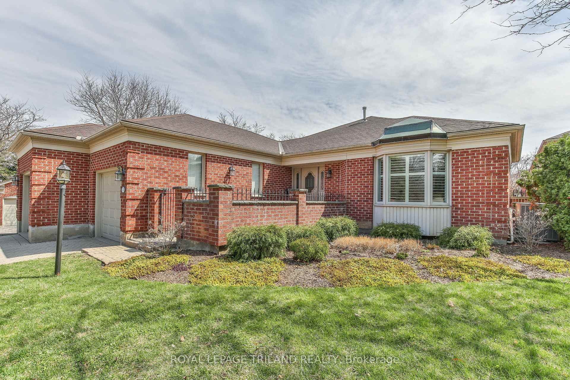 60 ROSECLIFFE Crescent Unit 8 photo 2