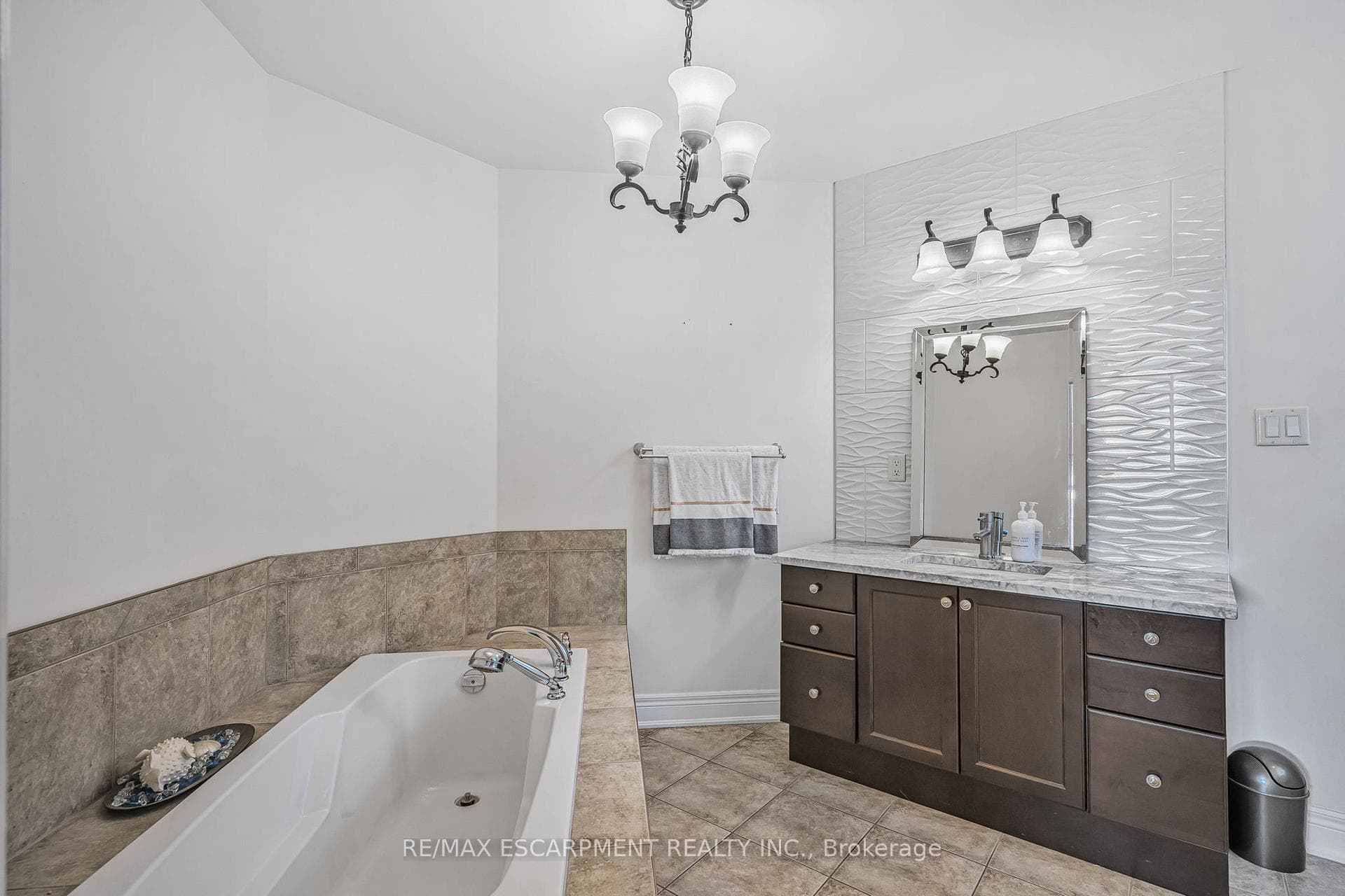 35 Sarah Crescent photo 14